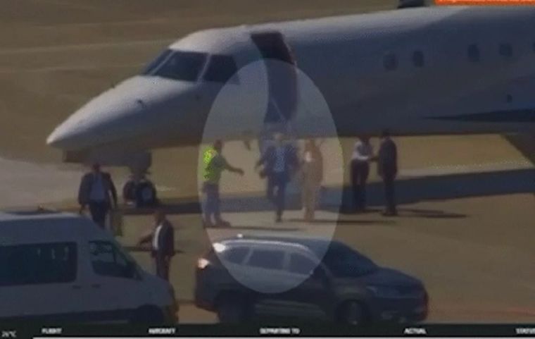 Imagens mostram Moraes em jatinho ligado a Vorcaro após contrato de R$ 50 milhões; VÍDEO