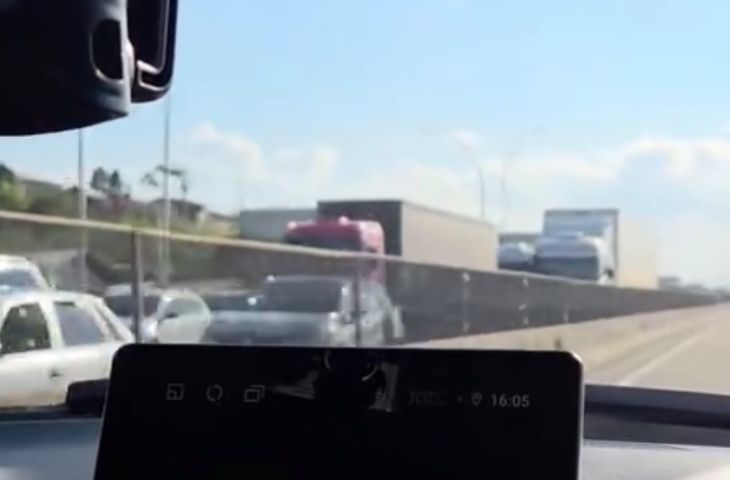 Acidente deixa trânsito lento na BR-101 em Laguna neste domingo (20)