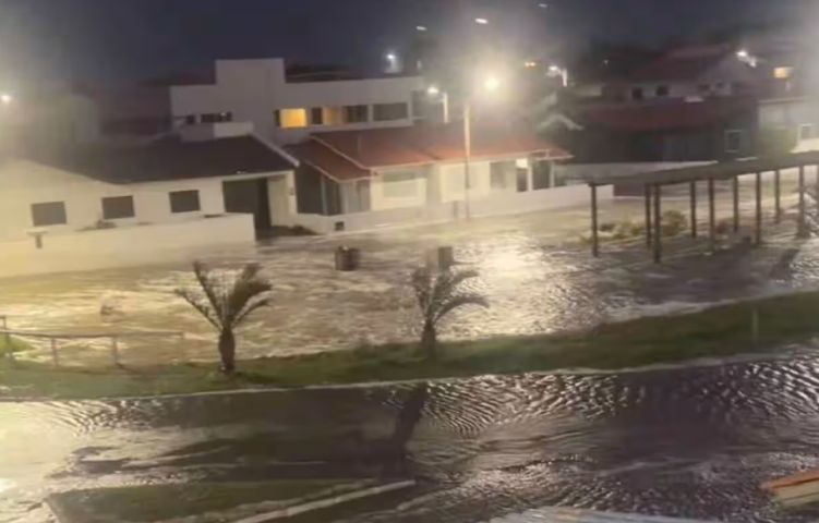 (Vídeo) Possível tsunami meteorológico invade ruas e causa danos no Arroio Corrente, em Jaguaruna