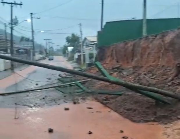 (Vídeo) Muro de escola desaba após fortes chuvas em Tubarão