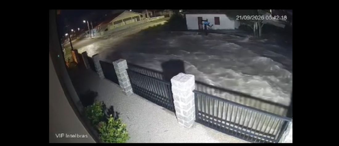 (Vídeo) Avanço do mar invade casas e assusta moradores na Praia de Campo Bom