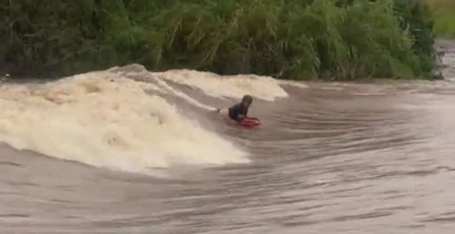 Surfista aproveita correnteza no Rio Canoas após chuva em Praia Grande; VÍDEO
