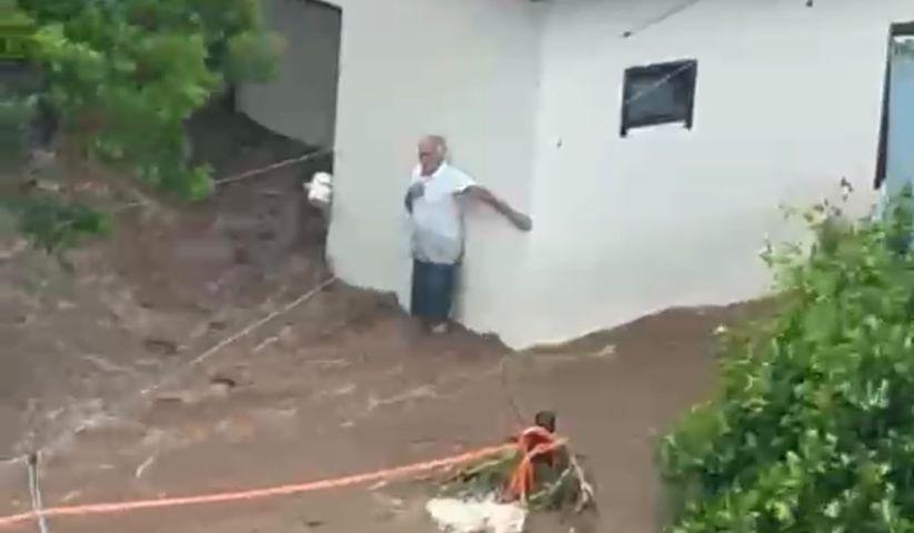 Helicóptero da Polícia Civil resgata moradores ilhados durante enchente em Timbé do Sul; VÍDEO