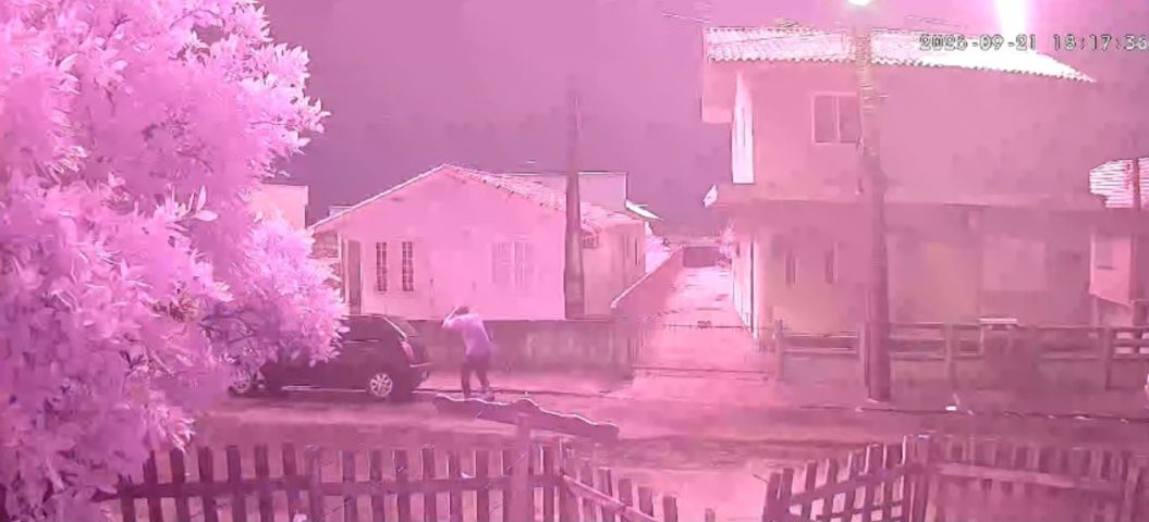 Raio assusta moradores durante temporal em Tubarão na segunda (21); VÍDEO