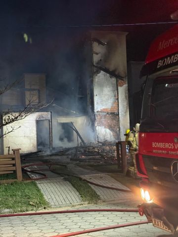(Vídeo) Incêndio destrói residência e ameaça imóvel vizinho em Jaguaruna