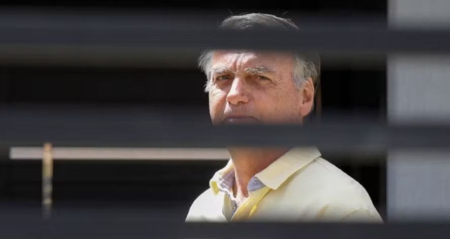 Bolsonaro pede a Nunes Marques suspensão imediata de pena de 27 anos por tentativa de golpe