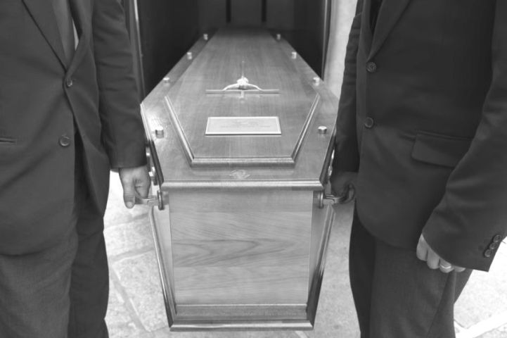 Família ouve gemidos dentro de caixão e descobre que idosa ainda estava viva na China