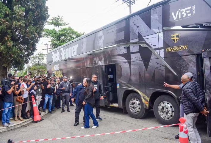 VÍDEO: Integrantes da banda e da equipe de Rick & Renner chegam emocionados ao velório de Rick Sollo