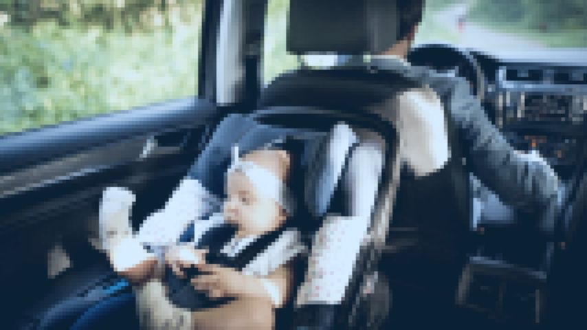 Bebê de cinco meses é esquecido em carro de aplicativo e encontrado pela PM em Sombrio