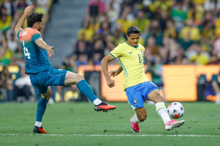 Brasil tropeça na estreia pós-Copa e escapa da derrota para a Austrália nos acréscimos