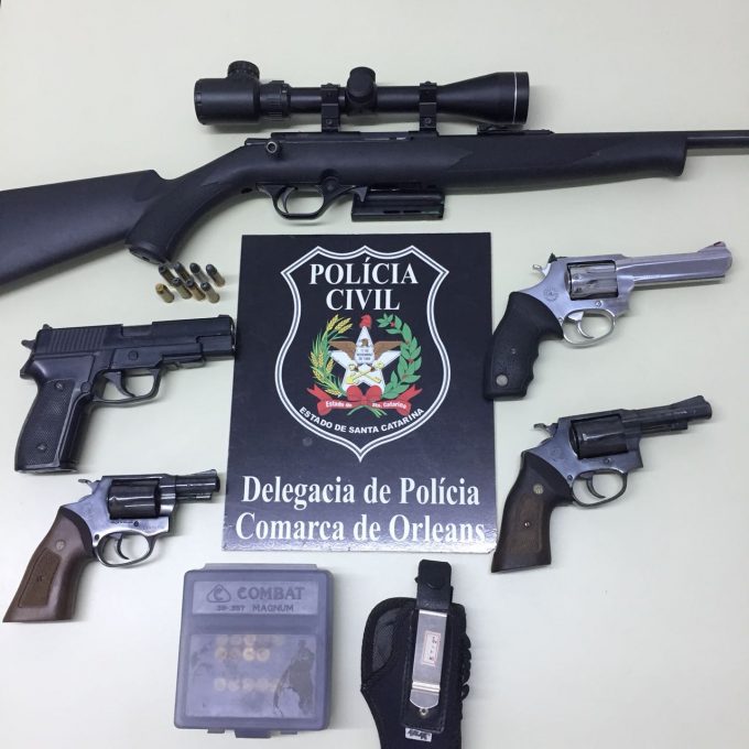 Jovem é preso após exibir arma em rede social