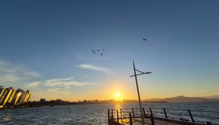 Alerta vermelho: onda de calor atinge SC e temperaturas podem chegar a até 35°C no fim de semana