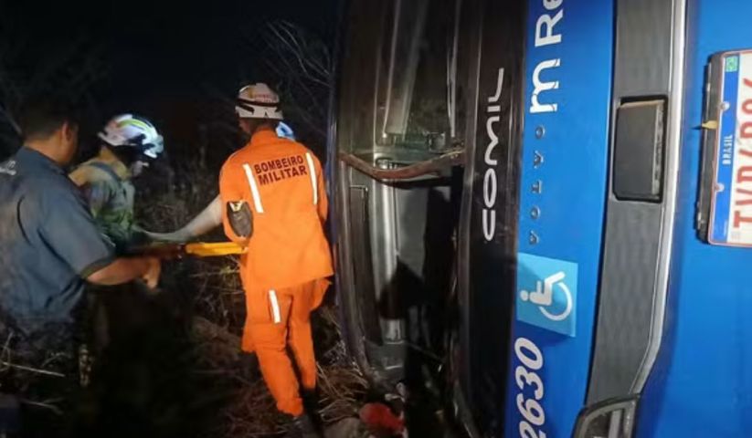 Ônibus tomba e deixa sete mortos na Bahia; criança está entre as vítimas