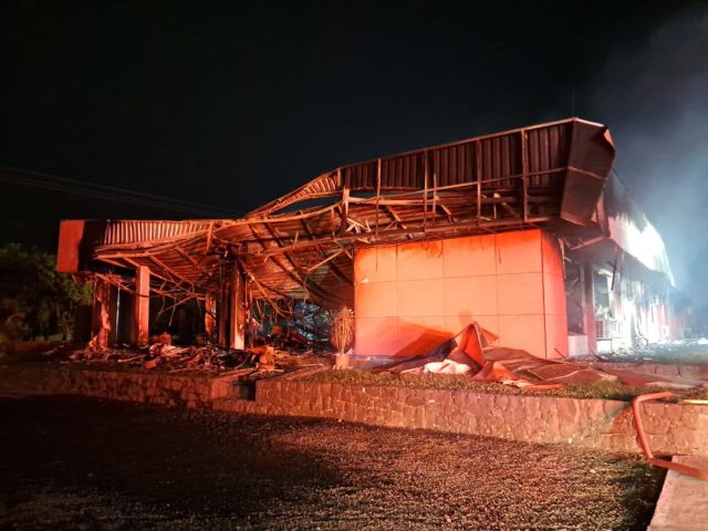 VÍDEO: Incêndio destrói bloco de empresa de laticínios em Nova Veneza