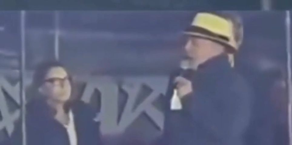 VÍDEO: Em discurso, Janja gesticula e tenta cortar fala de Lula após presidente citar Flamengo e Corinthians