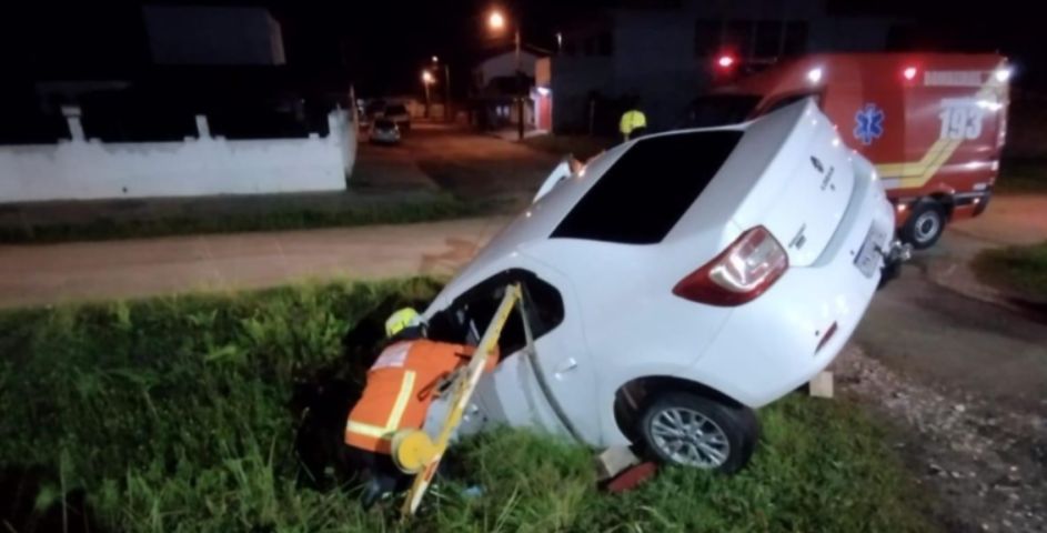 Carro sai da pista e cai em vala na SC-436, em Laguna