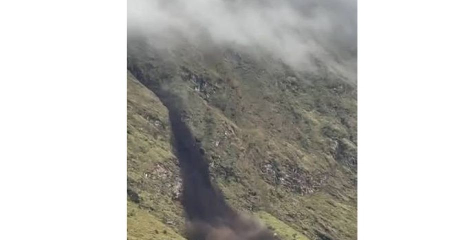 (Vídeo) Montanha desaba e moradores correm durante desabamento no Nepal