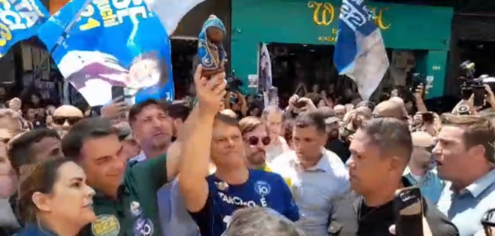 Flávio Bolsonaro ergue imagem de Nossa Senhora Aparecida ao lado de Tarcísio em SP; VÍDEO