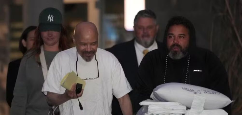 Homem que ficou mais de 40 anos no corredor da morte é libertado após exame de DNA