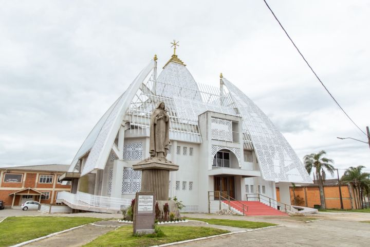 Nova Igreja Matriz Santa Teresinha é dedicada e inicia caminho para se tornar Santuário