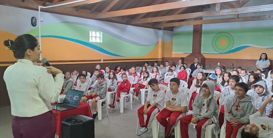 Provida na Escola leva orientações sobre saúde dos olhos e uso de telas aos alunos do Colégio Coração Feliz