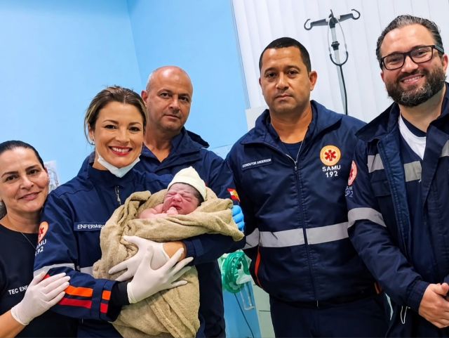Bebê de 4,4 kg nasce em ambulância do Samu às margens da SC-447