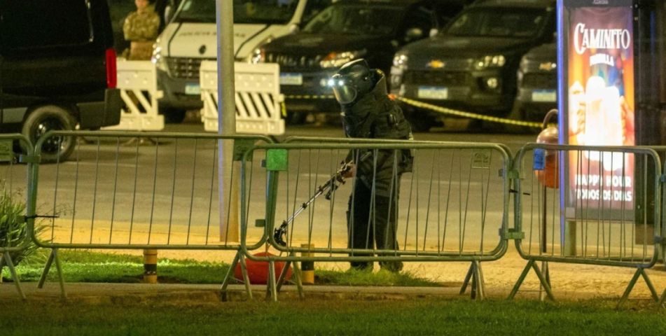 Homem é detido após jogar mochila perto do STF; Esquadrão Antibombas descarta explosivos