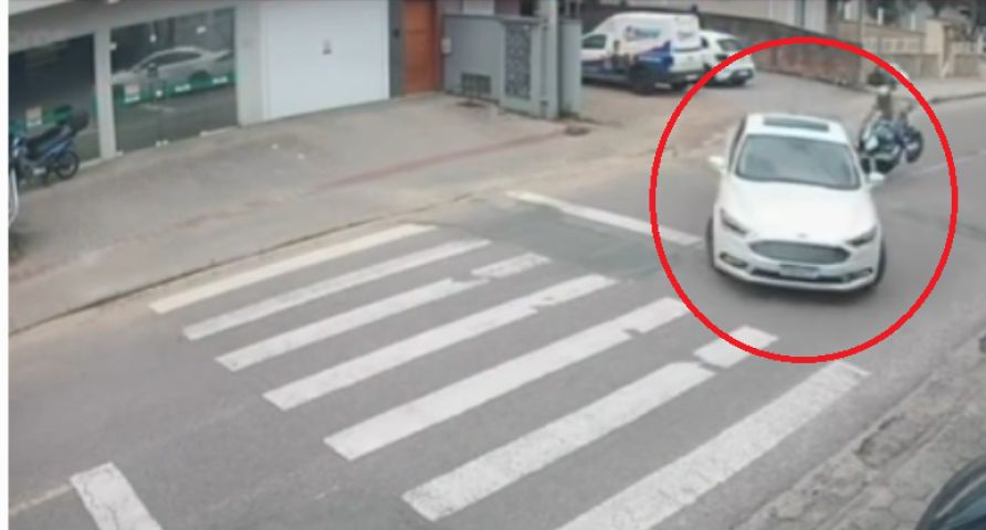 (Vídeo) Motociclista é arremessado após bater na traseira de carro em Tubarão