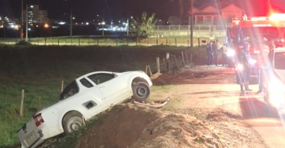 Motorista de 64 anos é levado ao hospital após carro sair da pista e parar em barranco em Braço do Norte