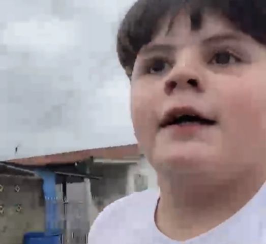 (Vídeo) Coroinha de 12 anos corre contra o tempo para chegar à missa em Tubarão