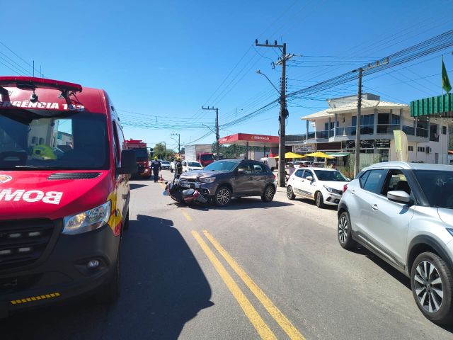 (Vídeo) Acidente entre carro e moto deixa duas pessoas feridas em Tubarão