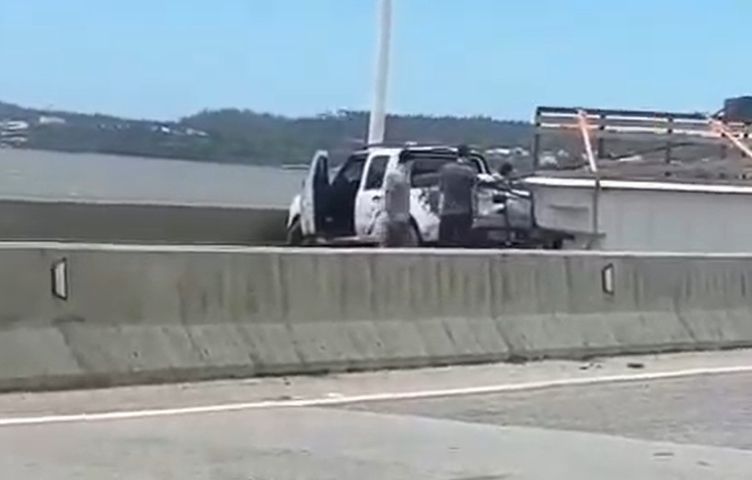 Piscina cai na pista após caminhão tombar na Ponte Anita Garibaldi, em Laguna