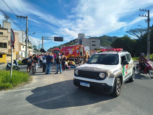 Mulher fica ferida após acidente entre carro e moto na SC-370, em Tubarão