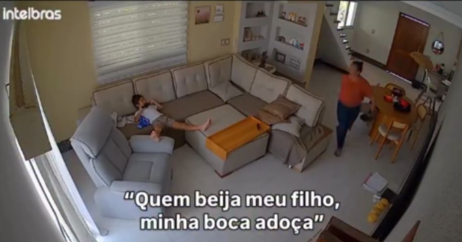 (Vídeo) Mãe se emociona ao flagrar doméstica comemorando conquista do filho. Veja!