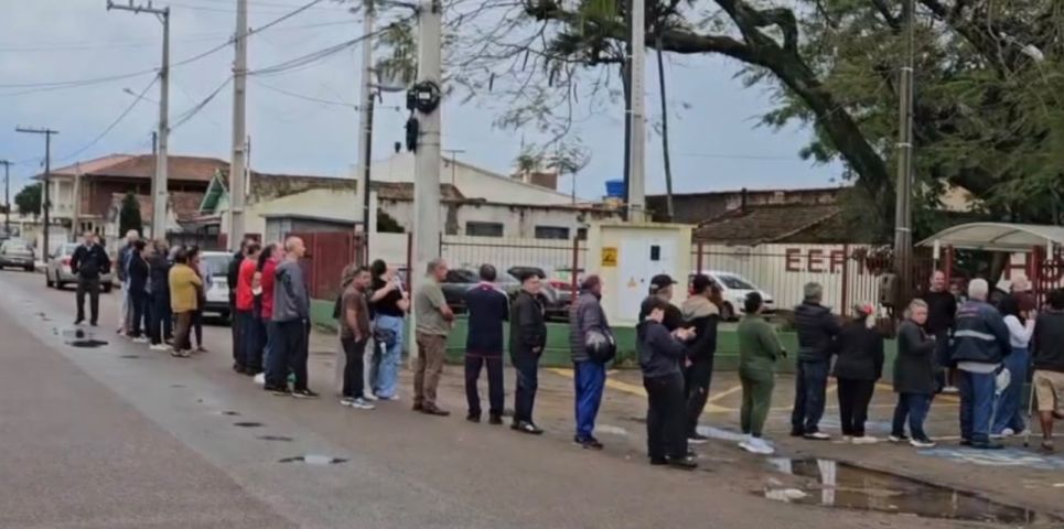 (Vídeo) Martinho Ghizzo, no Bairro Passagem, já tem filas antes da abertura da votação