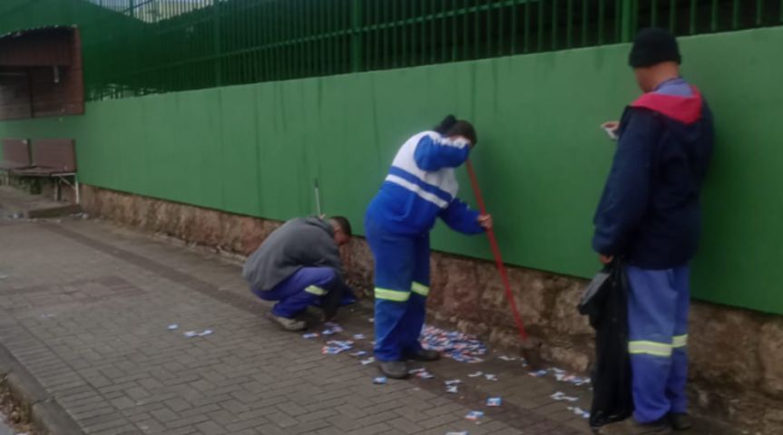 Equipes da Sanitary realizam limpeza de locais de votação antes das eleições em Tubarão