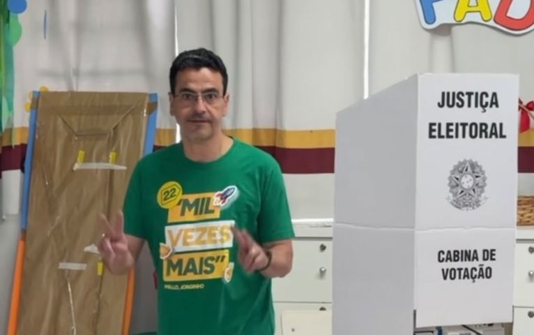 (Vídeo) Prefeito Soratto marca presença no Colégio São José para votar neste domingo, 4