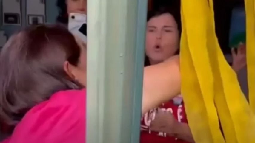 Michelle Bolsonaro e eleitora trocam provocações durante votação no DF; VÍDEO