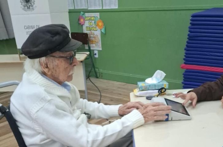 Aos 104 anos, escritor mais longevo do mundo vai votar em Tubarão