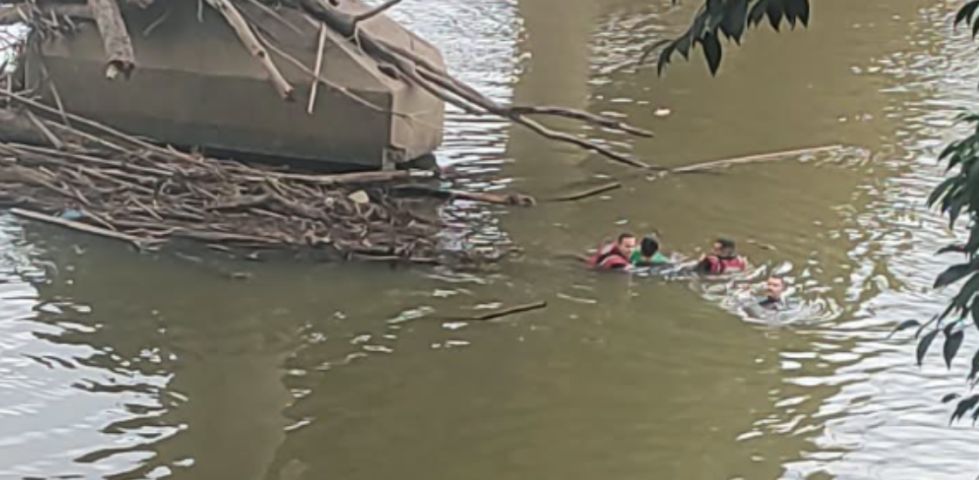 Mulher é resgatada do Rio Tubarão após cair próximo a ponte
