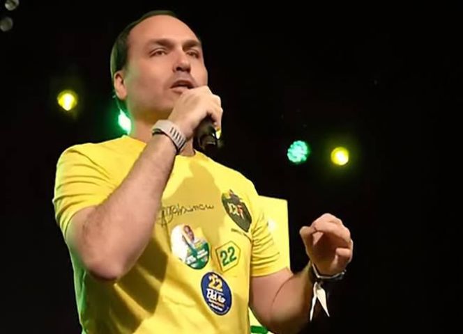 Carlos Bolsonaro é eleito senador por Santa Catarina