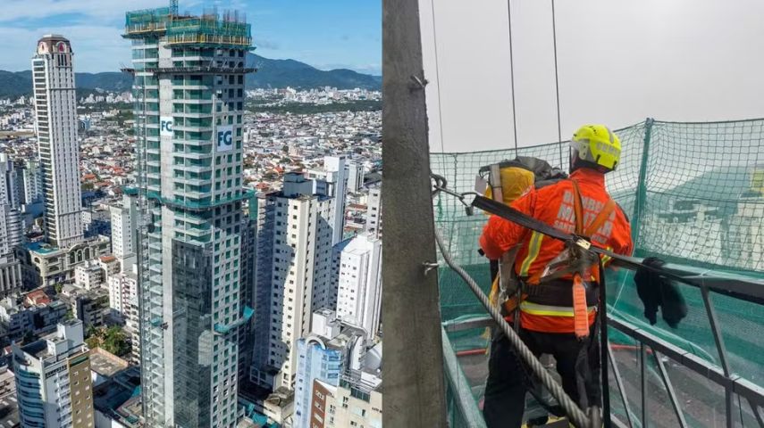 Trabalhador morre após cair do 49º para o 29º andar de obra em SC