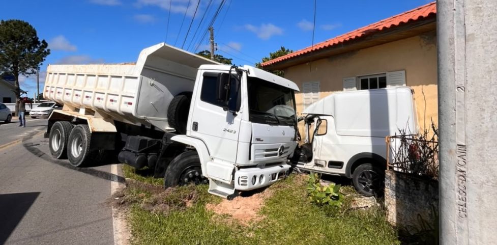 Homem fica preso às ferragens após colisão frontal entre carro e caminhão em Jaguaruna