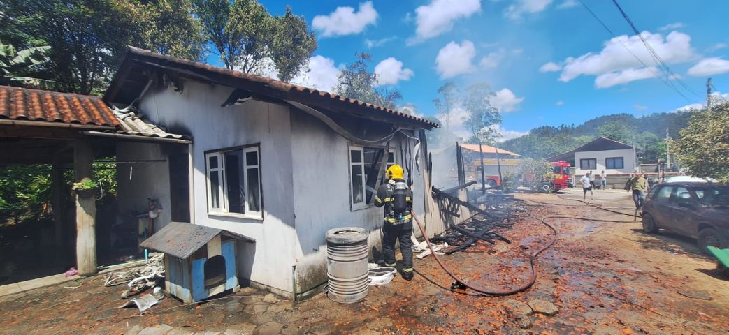 Residência é destruída por incêndio em Santa Rosa de Lima