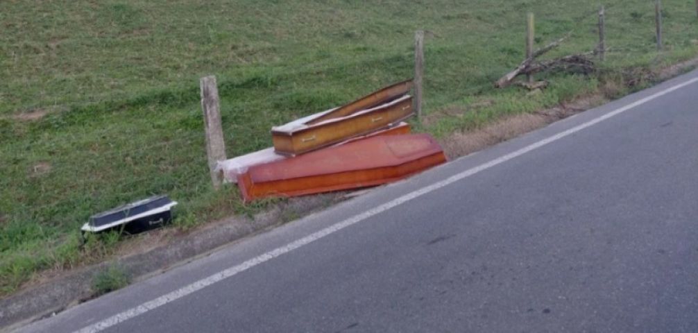 Três caixões são deixados às margens de rodovia em Armazém