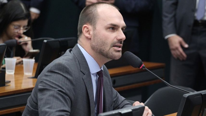 Alexandre de Moraes manda prender Eduardo Bolsonaro e suspender direitos políticos do ex-deputado
