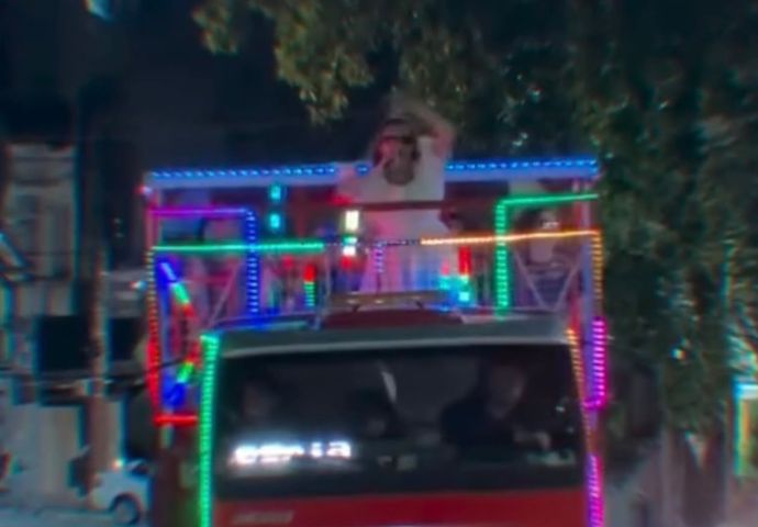 (Vídeo) Madrinhas surpreendem noiva com despedida de solteira em caminhão de festa em Tubarão