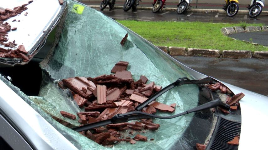 Imagens registram momento em que parede de tijolos desaba sobre carro em movimento durante fortes ventos em SC: ‘Meu pai amado’