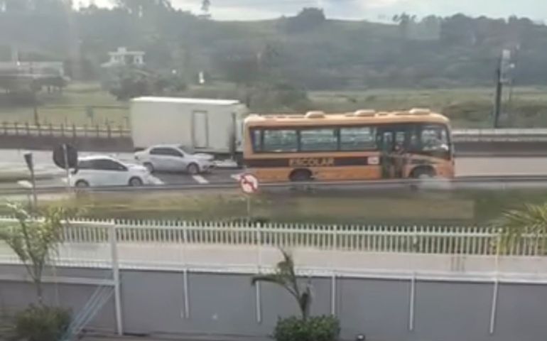 Veículos desviam pelas marginais durante interdição na BR-101 em Tubarão; trânsito é liberado
