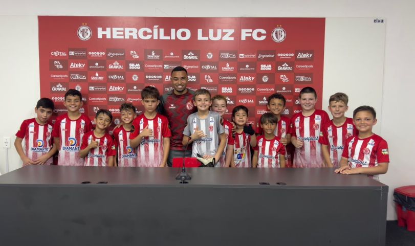 Hercílio Luz promove coletiva de imprensa com crianças e o camisa 10 Kauan
